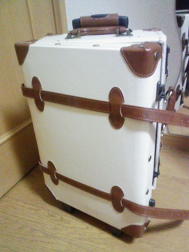 人気のユーラシアトランクに憧れ、<br />激安の類似品に手を出してしまいました。これはこれで味があってかわいい。<br /><br />移動が多いので25L機内持ち込みサイズです。<br />夏なので何とか8日分収まりました。<br />正確には4日分。洗って着まわす作戦です。