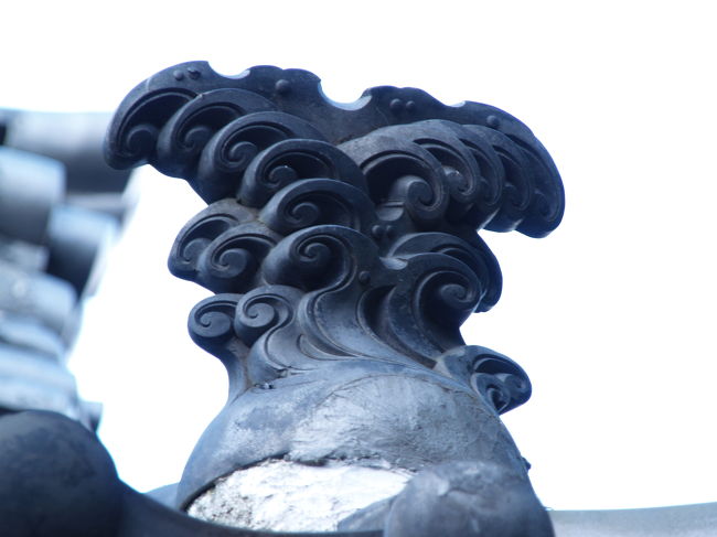 浄泉寺山門の屋根に上がる浪の飾り瓦。