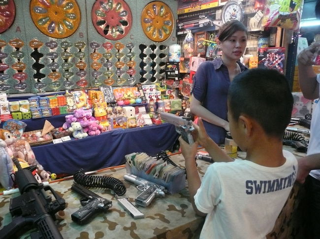 士林夜市<br /><br />ガイドブックで見た　かき氷を食べたかったけど、<br />バスの中でガイドさんに　衛生面の話をきき<br />怖くなり…結局やめました。<br /><br />体調が悪くなって・・なんて　他のツアー参加者に迷惑かけられません。<br /><br />息子は　射的をして　友達に土産を買い満足気。