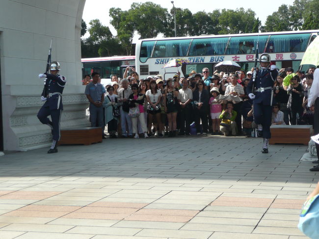 ２日目は、忠烈祠で　有名な衛兵の交代式見学。<br /><br />見事な交代式で　１回は見た方がいい。<br />