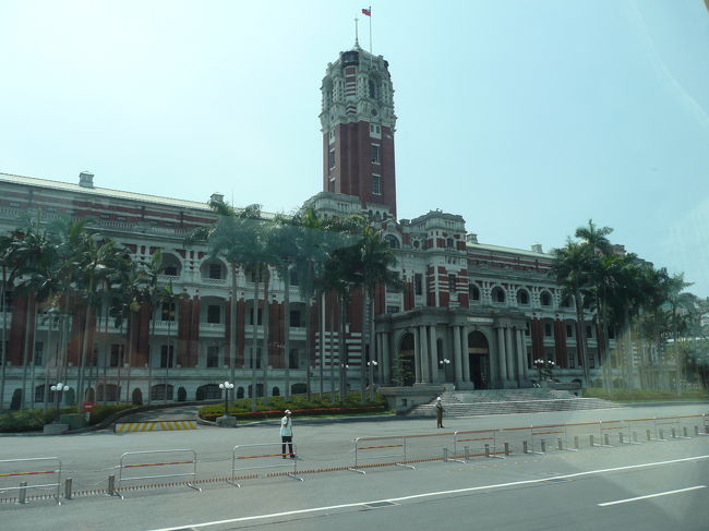 車窓から　このほかにもいろいろな場所を見学。