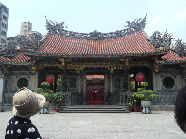 龍山寺<br /><br />中は人でいっぱい。<br />祈るのに　長ーい線香を買います。<br />火のついた線香を持ち　人ごみを歩く息子・・。<br /><br />何度　注意したかわかりません。<br />疲れました・・。