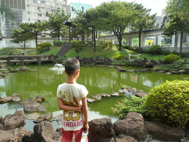 旧梅屋敷<br /><br />庭で　また生き物探し・・。<br /><br />