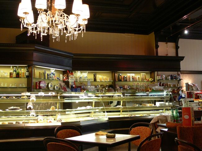 疲れたのでカフェへ。<br /><br />今は閉店してしまった<br />カフェ・レーマン (Cafe Lehman)