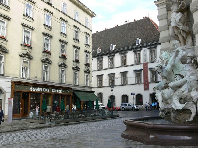 町と同化するスターバックス。