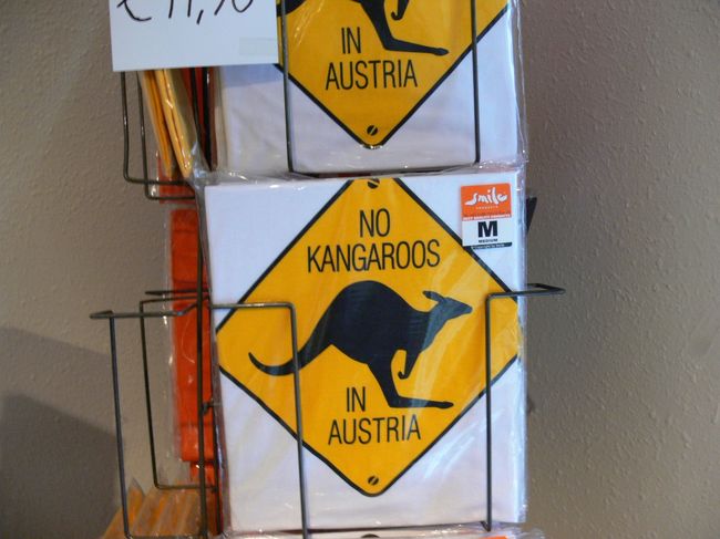 お土産やで見つけたTシャツ。<br /><br />ここにカンガルーはいないって。。。(笑)