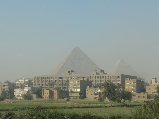 7:46<br />もやの中に、うっすらピラミッドが見えてきた。<br />天気はいいのだが、風が強いと砂が飛び散り見えない日もあると言う。