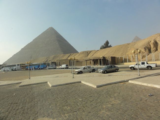 駐車場に到着！<br />ギザのピラミッド見学は、いよいよこれからだ。