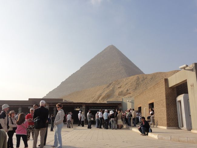 今朝は、かなり早い出発であった。<br />何故かと言うと、ピラミッド内部入場は一日の入場人数が決められており<br />その為に、早くから並ぶ為なのだ。<br /><br />入場人数は、訪れた当初の記録では<br />午前と午後、それぞれ別々に先着300人だったはず･･･です。<br />入場したい方は、早めに並びましょう。