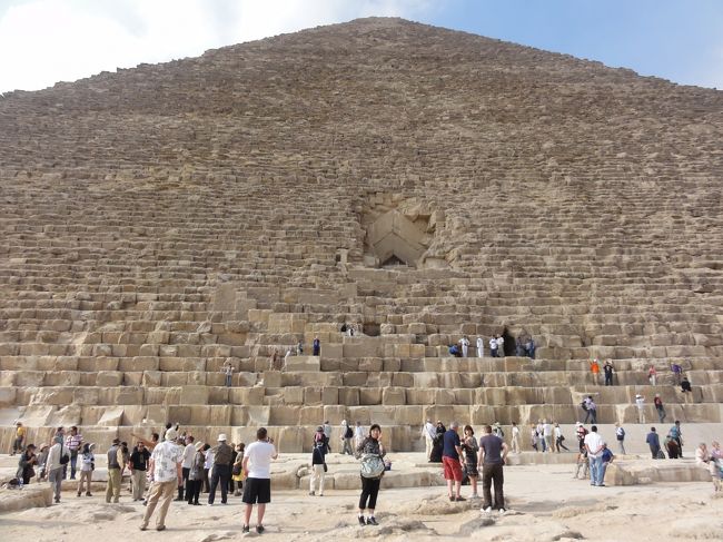 クフ王のピラミッドに到着<br /><br />真下へ来て見ると、その大きさに圧倒される。<br />