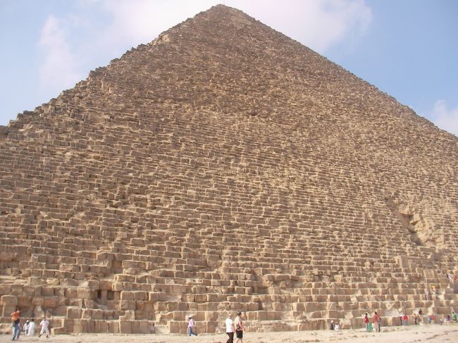 ギザの三大ピラミッドの高さについて<br /><br />現在の高さ<br />カフラー王(143ｍ)<br />クフ王(137ｍ)<br />メンカウラー王(65ｍ)<br /><br />以前、クフ王のピラミッドが146ｍで一番高かったのだ。<br />でも地震で崩れ、カウラー王が一番高くなったらしい。