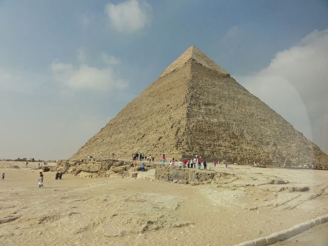 カフラー王のピラミッド(バスの中より撮影)<br /><br />クフ王の長男カワブは、次男ジェドエフラーに殺害された。<br />クフ王の葬儀や墓の建設は、次男のジェドエフラーが行ったと言われている。<br /><br />ジェドエフラーのピラミッドは<br />ギザより8キロ北の高台に、自らが築いたのだ。<br />しかし、3男カフラーにより殺害され<br />ジェドエフラーのピラミッドは、破壊されたのだ。<br />今も、破壊されたままのピラミッドは残っている。<br />破壊されたピラミッドは、当時のまま残されているので<br />ピラミッドを建設する礎を見ることが出来る。<br /><br />いまだに発見されないクフ王の王室を探す手がかりとして<br />このジェドエフラーのピラミッドが重要な役割を教えてくれる。<br />今回は、行かなかったジェドエフラーのピラミッド<br />次回は訪れてみたい。