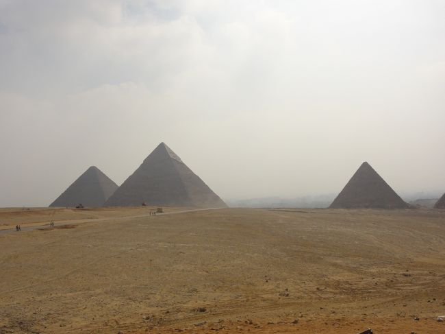 9:15<br />3つのピラミッドが見渡せるパノラマポイントに到着！