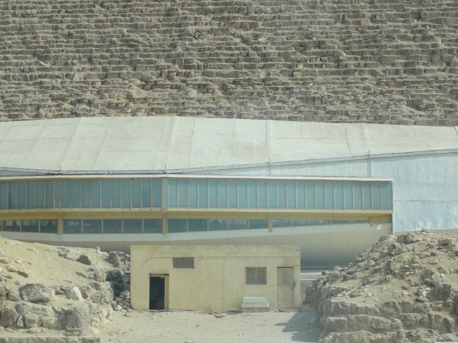 クフ王自身が巡礼地を訪問するのに「巡礼の旅船」として使用された説や<br />来世で使用するために埋められたという説もある。