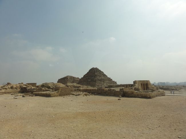 ここエジプトでは、毎年新しいピラミッドが2個くらいづつ発見されているそうだ。<br />現在確認されているだけでも108(当時)もピラミッドがあるのだ。<br /><br />そのほとんどが、砂の中に埋まっている。<br />どれだけ、王が存在したのだろう。