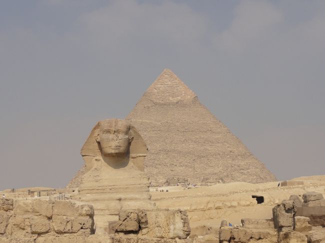 9:35<br />スフィンクス到着<br /><br />写真でしか見たことが無かった、この光景。<br />意外と、ピラミッドとスフィンクスの距離って離れているのだ。<br /><br />もちろん、バスで移動している。<br />もっと近いかと思ってたのに(笑)