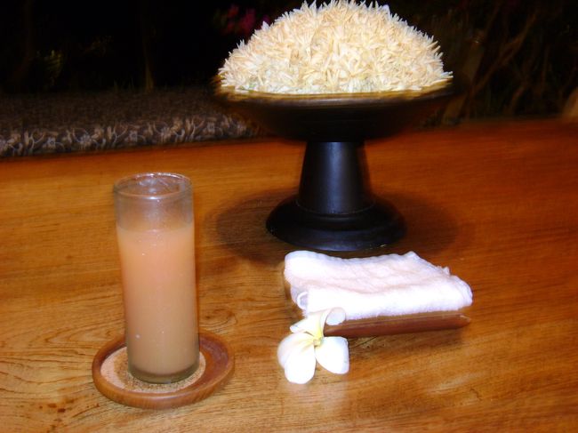 <br />　薄暗く雰囲気満点のレセプションでいつもの<br /><br /><br />　ジュースを飲みながらチェックイン。<br /><br /><br />　スタッフで顔なじみのSOMAがいてしばし再会を<br /><br /><br />　喜ぶ。所でSOMAはとってもかわいくて、日本語<br /><br /><br />　もしっかり出来る。後ほど写真を載せます。