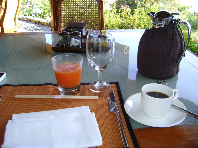 <br />　朝食はタマンワンティラン。<br /><br />　ルームサービスも有りなのですが、何故か<br /><br />　レストランへ行く私。<br /><br /><br />　パパイヤジュース、毎回飲んでも最高に<br /><br />　美味しい。<br />　