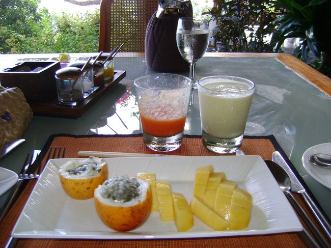 <br />　最初に食べるのがフルーツ。<br /><br />　パッションとマンゴー。<br /><br />　どちらも甘くて美味しい。<br /><br />　スムージーもＧｏｏｄ！