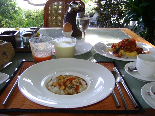 <br />　おかゆはハーフサイズで。一皿は量が多いから。<br /><br />　でも卵料理はそのままで。<br /><br />　名前は解りませんが間違いなく美味しい。