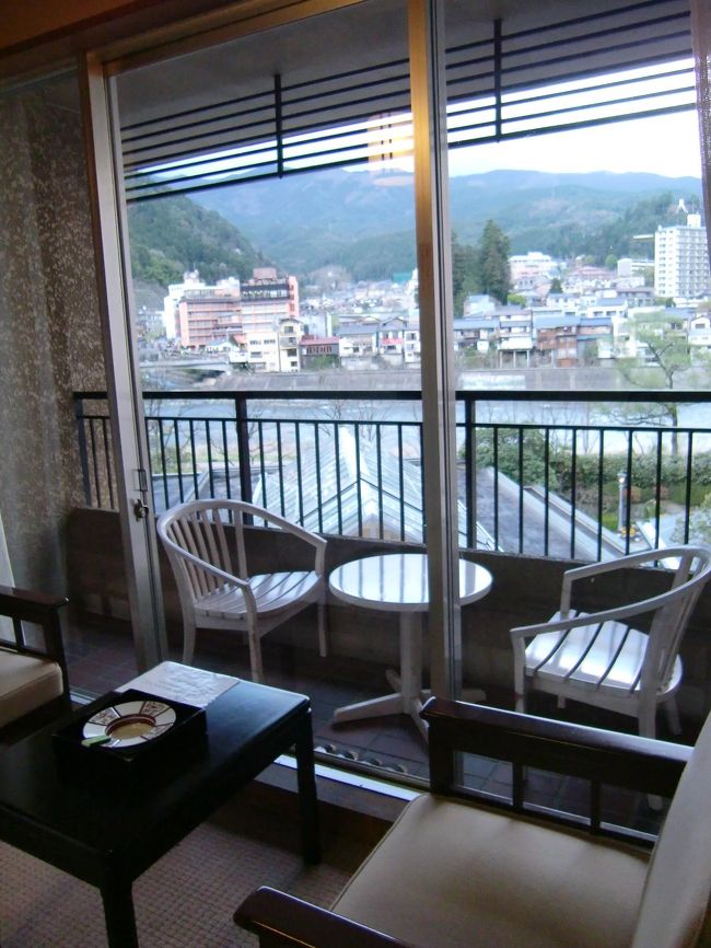 窓の外には川が流れています