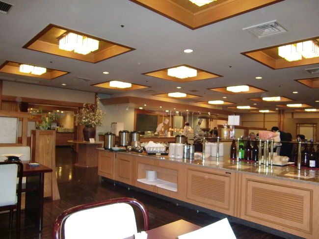 夕食会場<br />オープンキッチンで開放的な雰囲気<br />