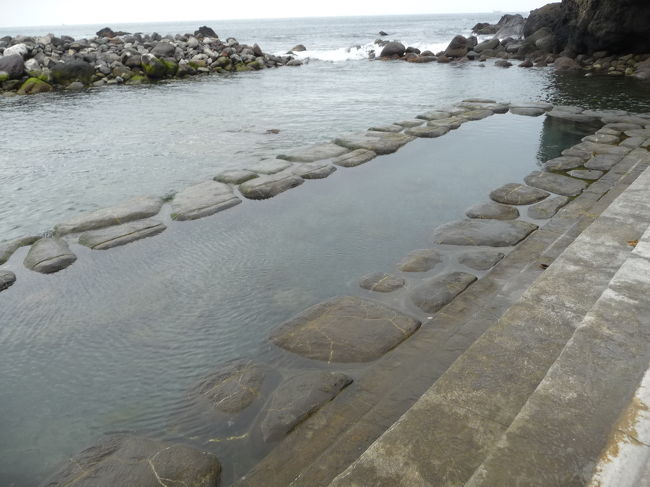 ワー・・・下の温泉は海水に・・・上はかろうじて・・・