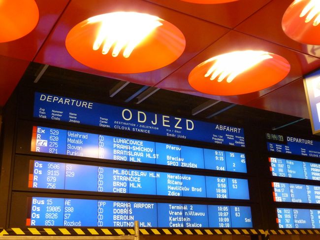 今日はプラハ駅を10時に出てクトナホラに向かいます。<br />あらかじめ下記サイトにてダイヤを調べておいて<br />プリントアウトしたものを売り場窓口で出せば<br />オープンチケットといって往復券が180コロナ程度で買えます。<br /><br />http://jizdnirady.idnes.cz/vlakyautobusy/spojeni/<br /><br />なお、帰り道も調べておきプリントアウトしておくことをおすすめします。<br /><br /><br />ちなみに10分前にならないとどこのプラットホームに<br />行けばいいのかわからない位表示が遅いので皆ここで待機させられます。