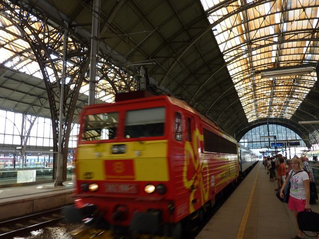 列車が来ました。<br />ホームに電光掲示板があるので確認しておくといいでしょう。<br /><br />なお、クトナホラ行きではなく途中にクトナホラに止まる路線なので、<br />最終目的地ではなく停車駅にクトナホラがあるかを確認する必要があります。<br /><br />通常コリンという駅で乗り換える必要があるのですが<br />10時の便はダイレクトにクトナホラに行く便でした。<br />コリンはわかりやすい駅ですがやはり乗り換え不要がオススメです。