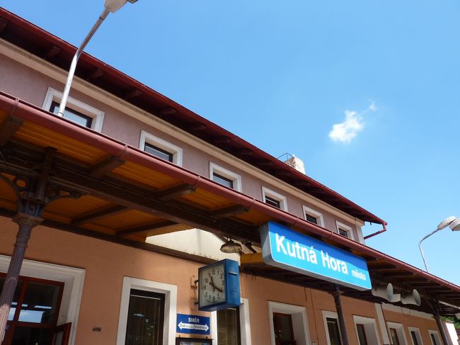 クトナホラ本駅、と言いたいのですが、<br />クトナホラからセドレツを経由してメスト駅に行く一両列車が<br />本駅到着と同時に出発するため、写真が撮れませんでした。<br />これはメスト駅の写真です。<br /><br />クトナホラ本駅→セドレツ→メスト<br /><br />セドレツ･･･マリア教会／骸骨教会<br />メスト･･･旧市街／聖バルハラ大聖堂　があります。<br /><br /><br />クトナホラ本駅から徒歩で歩いて上記2カ所を回っても<br />良いのですが、7月のこの時期はめちゃくちゃ日差しが強く、熱中症になる位暑かったですし、<br />道中特に見るものも無いので個人的には歩いて回る必要はない気がします。<br /><br />観光客のみなさんはクトナホラ本駅に着いたら<br />なぜか列車に乗らず早々に徒歩で駅を出て歩いて<br />いってたんですが、そこらへんがよく分かりません･･･。