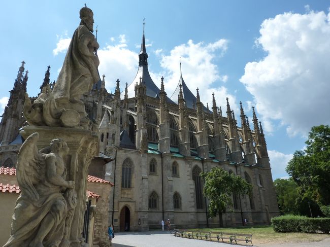 旧市街を30分弱歩き回り、<br />街の端にあるのが、世界遺産、聖バルハラ大聖堂です。<br />聖ヴィート大聖堂並に巨大ゆえ、カメラ泣かせの難アングル建築物です。<br /><br />時刻は12時頃です。