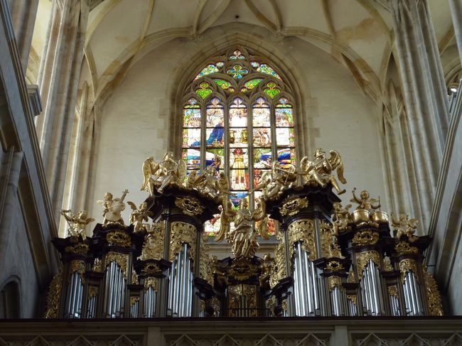 中のステンドグラスとパイプオルガンが素敵でした。<br />内装は正直みるところはあまりありませんが･･･。