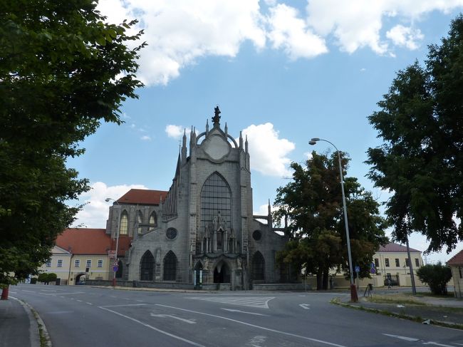 恨み言を言うわけではないですが<br />メスト→セドレツ間は振返ってみれば一本道なのですが<br />それはセドレツ→メストの場合だと思います。<br /><br />旧市街からセドレツは道に迷いやすいですし、<br />途中に案内標識がほとんど無いです。<br /><br />なんだかんだで歩いてセドレツまで戻ってきました。<br />徒歩だとこのマリア教会が見えてくるはずです。<br />