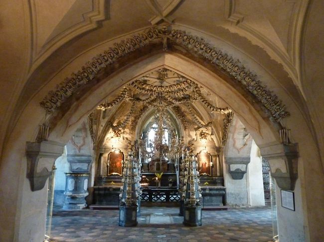 中は意外と狭いです。走るほどの広さはありません。<br />人が10人ほどいると写真が撮りにくいです。<br />時刻は14時頃ですが特に団体もおらず４〜５人でした。<br /><br />ぐるっとみてまわって帰って行くので<br />待機していればほとんど1人の状態を作ることが出来ます。<br /><br />入り口の階段を下りたら早々に骸骨です。