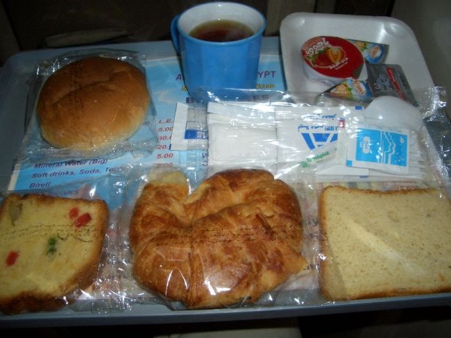 この日の朝食は、アスワン発の夜行列車内、５時頃とかなり早め。パンばかりです。