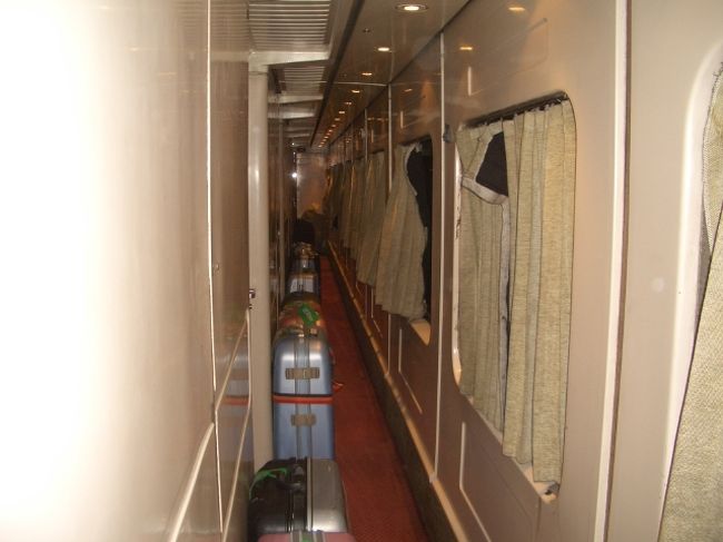 車内の通路はこんな感じ