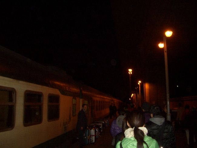 ６時ごろ、ギザ駅で下車。まだ暗いです。