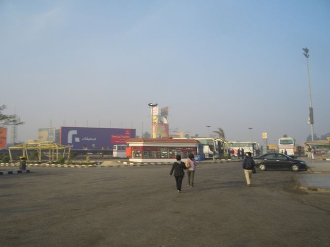 ギザからバスでアレキサンドリアへ向かいます。約３時間の行程、途中でトイレ休憩です。