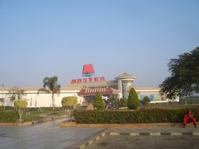 ファミリーレストランでしょうか？日本のサービスエリアと似た様な感じを受けました。