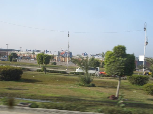 フランス系のスーパー、カルフールもありました。