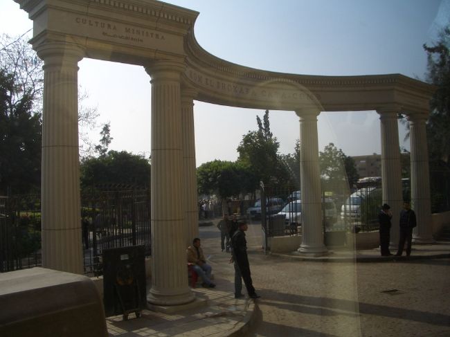 コームッシュアーファのカタコンベ。地下の墓地です。中は残念ながら撮影禁止。地下に幾つも小さい部屋があり、それぞれお墓があります。欧州系のツアーバスが大勢来ていて、中は凄く混んでいました。