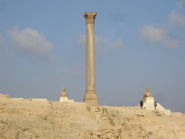 次に、「ポンペイの柱」へ。<br />昔の図書館の400本あった柱で、わずか残ったのがこの１本とのことだが、やや眉唾感は否めない。<br /><br />