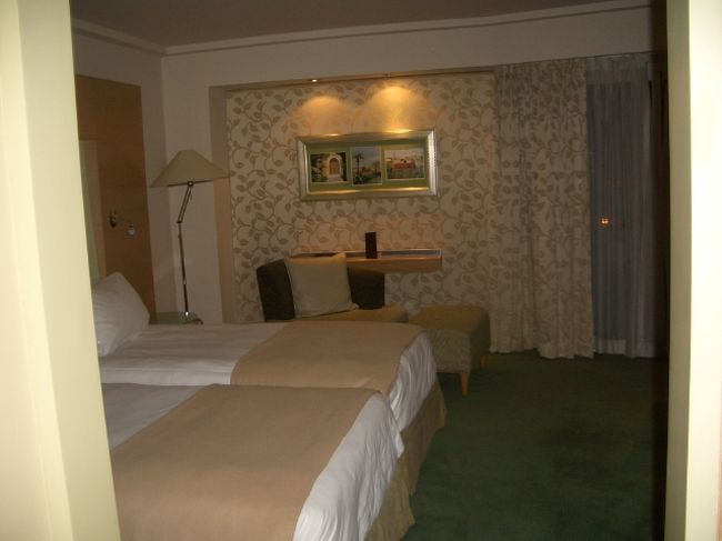 宿泊は「ソフィテル・エル・ゲジーラ」このツアーでベストのホテル。ナイル河の中島であるゲジーラ島にあり建物が円筒形なので、いずれの部屋もナイルビューなのでした。