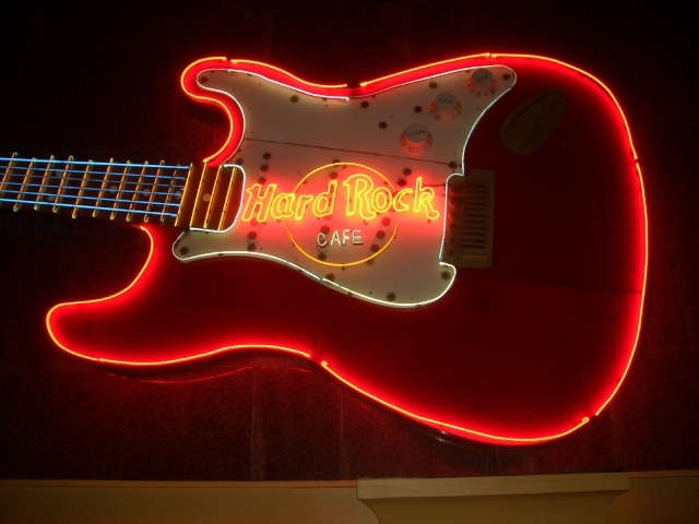 この日は、「ナイル河クルーズ＋夕食＋ベリーダンス」のオプショナルツアーがあったが、それはパス。<br />好き勝手に夕飯食べたい！というモード、かつ「エジプト料理は、もうええか、、、、何か、腹いっぱい食べたいわ。」という心境になっていたので、リスク回避の意味も含め、ハードロックカフェへ。 