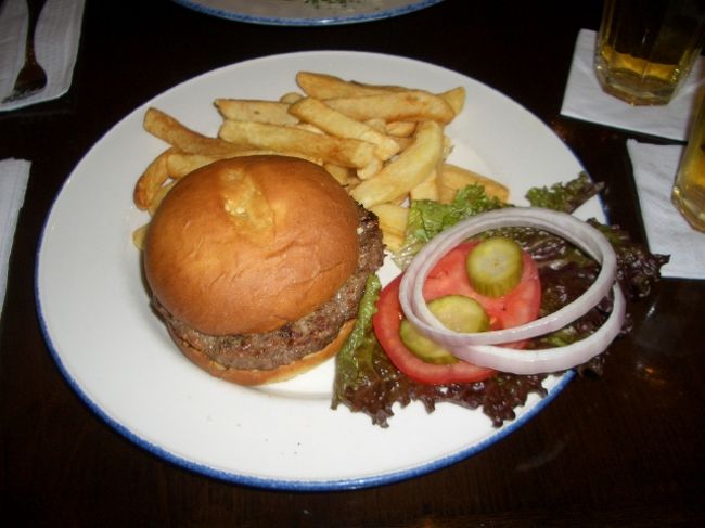 私はハンバーガー。たかが(？)ハンバーガーでかなり満たされ感が充満。