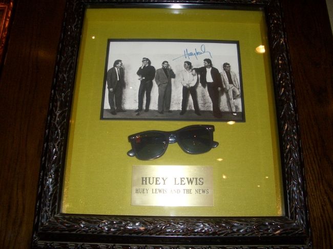 店内にはヒューイ・ルイスのグラサンも展示されてました
