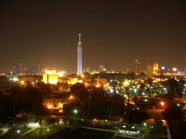 ホテルの部屋からの夜景。真ん中にみえるのは、カイロタワー。<br /><br />翌日は、<br />念願のエジプト旅行　遺跡巡りを満喫７：カイロ観光から帰国の路<br />http://4travel.jp/traveler/hanken/album/10487322/