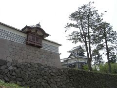 兼六園の向かいの金沢城のあたり。
何かの祭り？をやっていて、にぎわっていました。
金沢城はやけにきれいな造りでした。