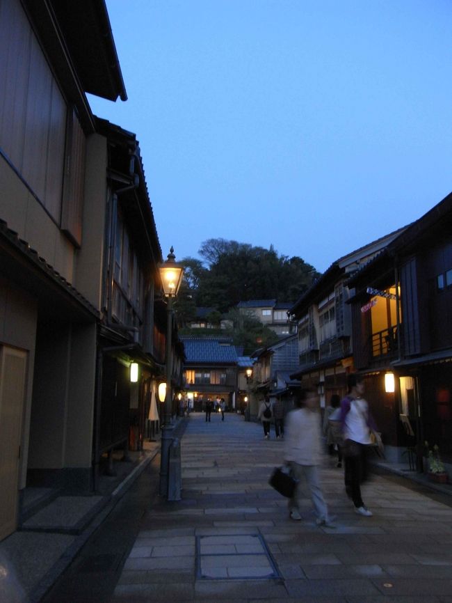 ひがし茶屋街。<br />夕暮れ時で人もまばら。<br />やっている店もまばら。。。