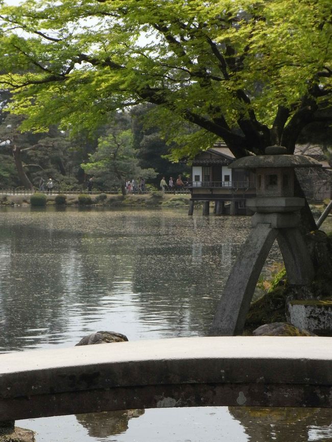 兼六園の石灯籠。<br />記念撮影してる人が多く、望遠で一瞬のスキを狙いました。。。